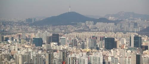 정부의 대출 규제 강화로 자금 줄이 막힌 가운데 입주 물량도 예년에 비해 2∼3배 몰린 서울 강남 주택 시장 전셋값이 뚝뚝 떨어지고 있다. 사진은 서울 주택 전경<연합뉴스>